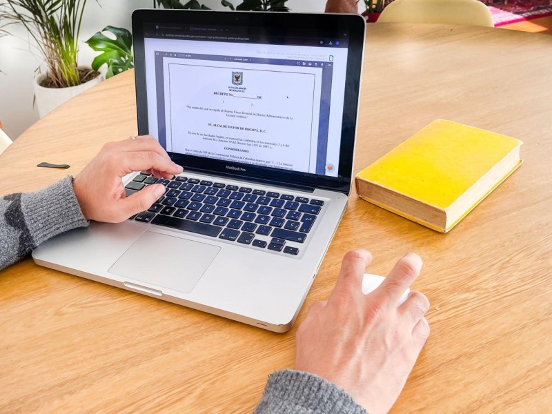 Persona en un computador leyendo el proyecto de directiva