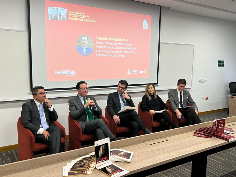 Mesa con Secretario Jurídico