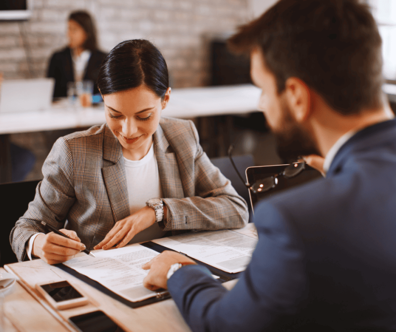 Foto de una persona firmando un contrato