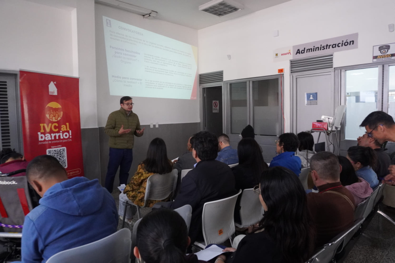 Foto de gestor IVC dando charla sobre el propósito de prevenir riesgos de corrupción y soborno transnacional