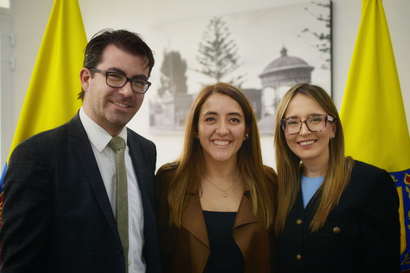 Foto secretario, María Paula Rueda Mantilla y María Fernanda Quijano Vásquez
