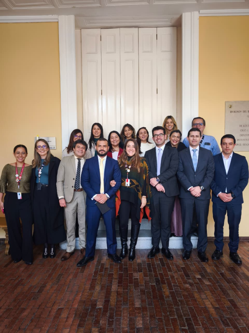 El secretario Jurídico Distrital y el equipo directivo acompañaron la entrega de prendas institucionales, en cumplimiento del Acuerdo Laboral 2024.