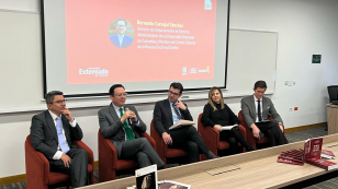 Mesa con Secretario Jurídico