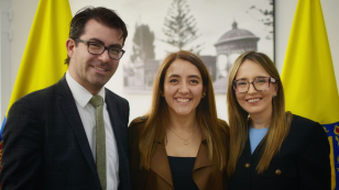 Foto secretario, María Paula Rueda Mantilla y María Fernanda Quijano Vásquez