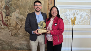 Foto de Andrés Puentes recibiendo el premio Nacional de Alta Gerencia 2025